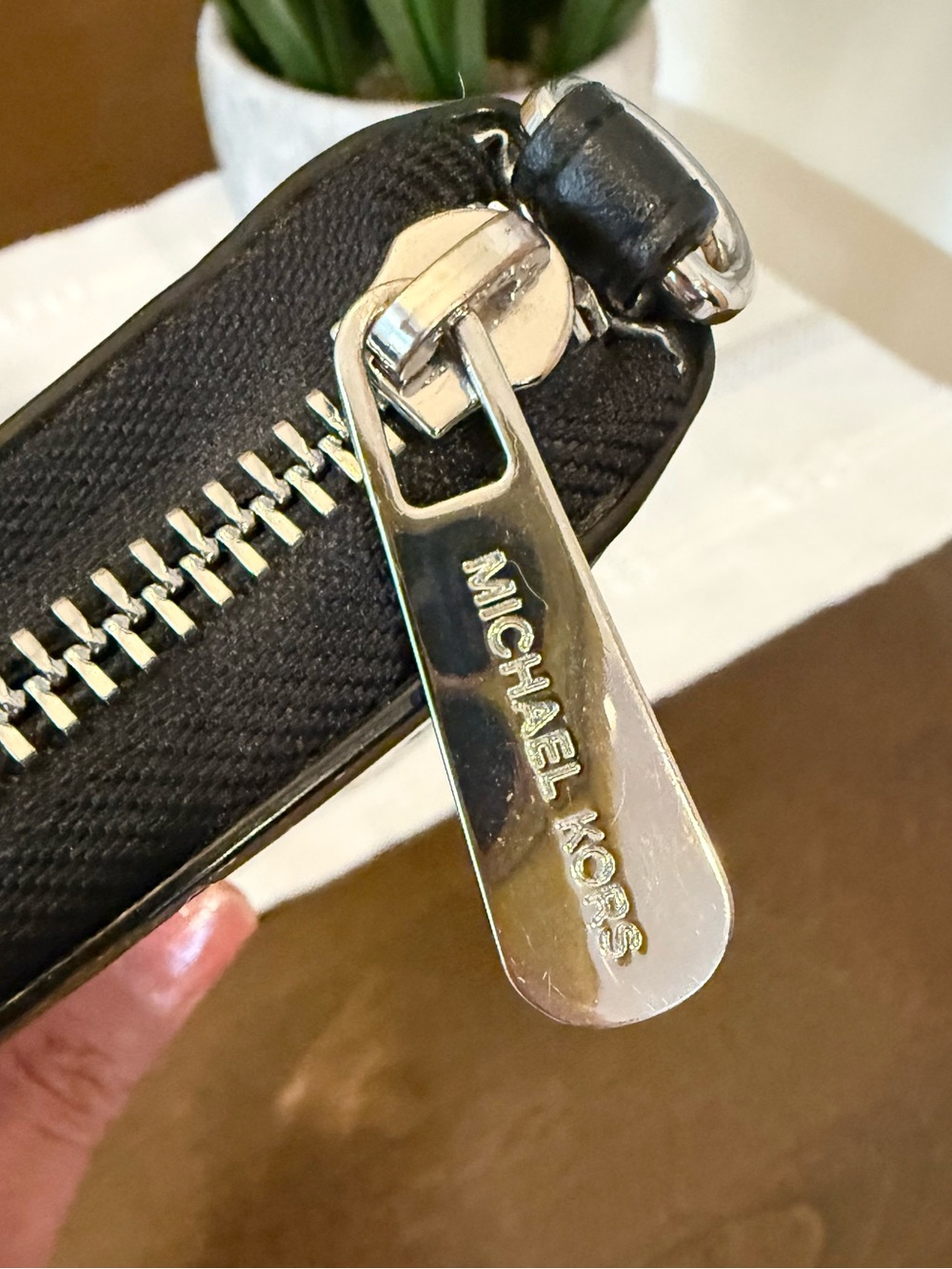 Michael Kors Silver Metallic Mirror Jet Set Travel Flat Multifunction Phone Case - Picture 4 of 4